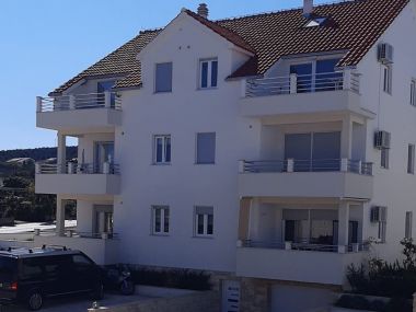 Apartmaji Louis - 250m to the beach: A1(6) Supetar - Otok Brač 