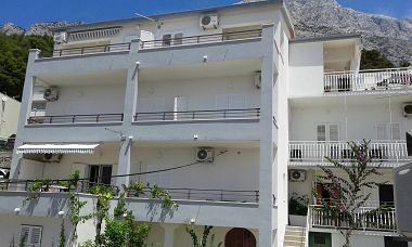 Apartmaji Josip - 150 m from beach with free parking A1(3), A2(5), A3(2+2) Baška Voda - Riviera Makarska 