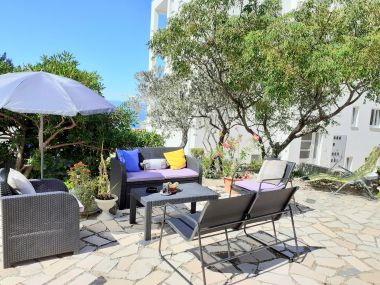 Apartmaji Viki - seaview & garden terrace: A1(6) Makarska - Riviera Makarska 