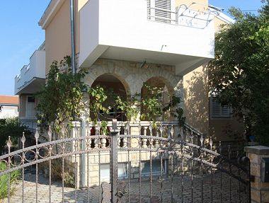Apartmaji Anna - great location & family friendly: A1(4), A3(4) Pirovac - Riviera Šibenik 