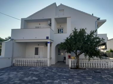Apartmaji Kati - 150 m from beach: A2(4), A4(2), SA3(2), SA5(2), SA6(2) Vodice - Riviera Šibenik 