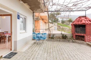 Apartmaji Knez 1 - 50 m from beach: A3(4) Podstrana - Riviera Split 