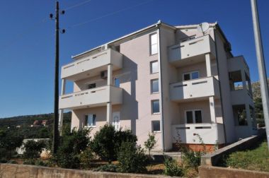 Apartmaji Žar - free parking A1(4+1), A2(2+2), A3(2+2), A4(4+1) Seget Vranjica - Riviera Trogir 