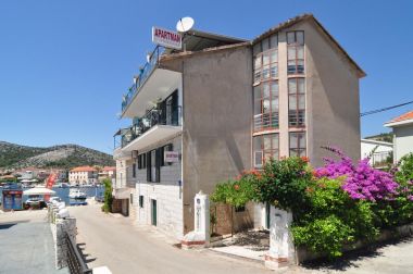Apartmaji Snješka  - 20 m from the sea : A1(9), A2(6+2) Seget Vranjica - Riviera Trogir 