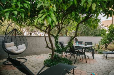 Apartmaji Florio - garden & free parking: A1(5) Trogir - Riviera Trogir 