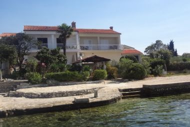 Apartmaji Andri - 5 m from the beach : A1(4), A2-donji(2+2) Petrčane - Riviera Zadar 