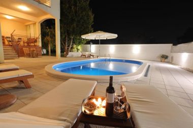 Apartmaji Max - luxurious with pool: A1(6+2) Zadar - Riviera Zadar 
