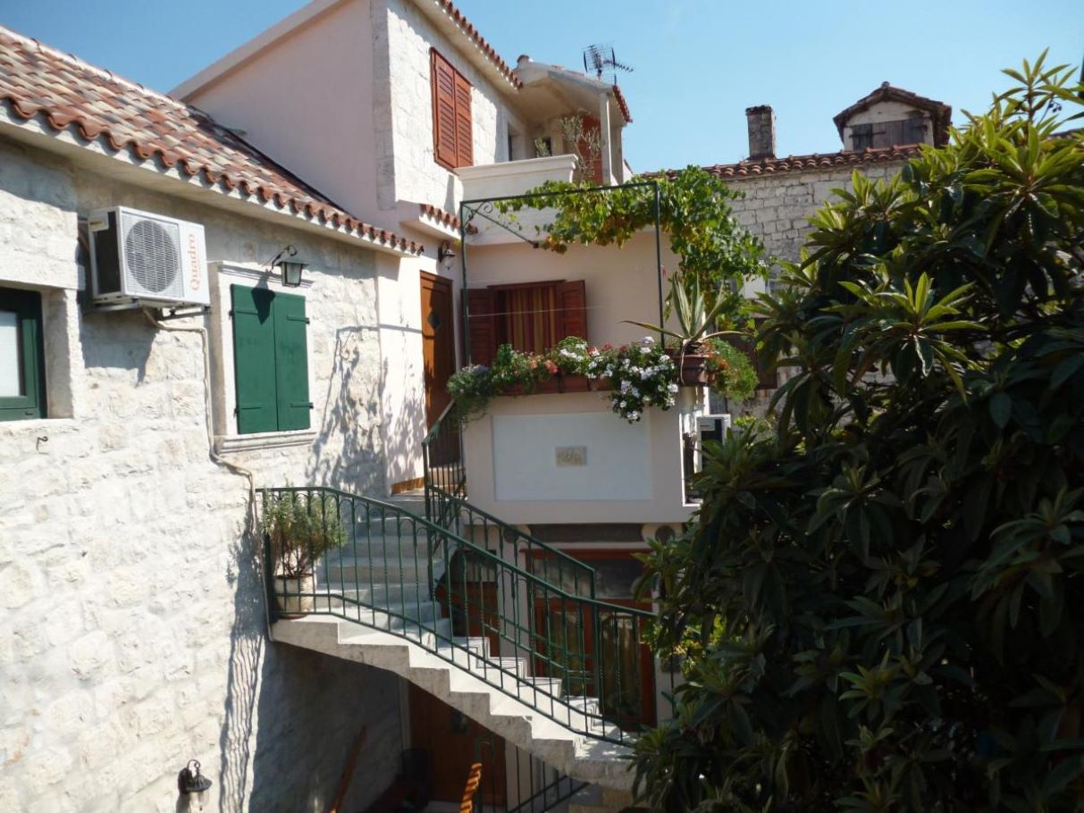 Apartmaji in sobe Jare - in old town R1 zelena(2), A2 gornji (2+2) Trogir - Riviera Trogir 