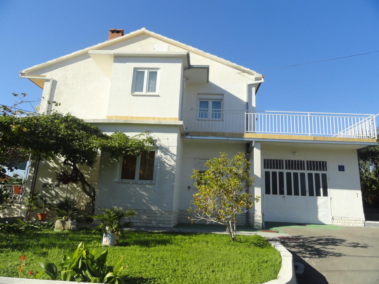 Apartmaji Tomi - with large terrace (60m2): A1(4) Trogir - Riviera Trogir 