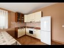 Apartmaji Vese - 100 m from beach: A1(2+2), A2(2+2), A3(5+3), A4(2+2) Sveti Petar - Riviera Biograd  - Apartma - A3(5+3): kuhinja in jedilnica