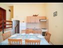Apartmaji Orange - 30m from beach : A1(4) Postira - Otok Brač  - Apartma - A1(4): kuhinja in jedilnica