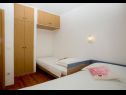 Apartmaji Damir - 80 m from beach: A1(4), A2(2+2) Postira - Otok Brač  - Apartma - A1(4): spalnica