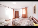 Apartmaji Mira - great location & free Bbq: A1(2+2), A2(2+1) Splitska - Otok Brač  - Apartma - A1(2+2): spalnica