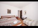 Apartmaji Mira - great location & free Bbq: A1(2+2), A2(2+1) Splitska - Otok Brač  - Apartma - A1(2+2): spalnica