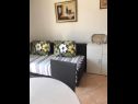 Apartmaji Mira - great location & free Bbq: A1(2+2), A2(2+1) Splitska - Otok Brač  - Apartma - A2(2+1): dnevna soba