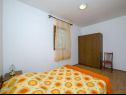 Apartmaji Silvana - economy apartments : A1(4), A3(2+1), A2(2) Supetar - Otok Brač  - Apartma - A3(2+1): spalnica