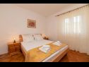 Apartmaji Stone garden - cosy and comfy : A1(4), A2(2) Supetar - Otok Brač  - Apartma - A1(4): spalnica