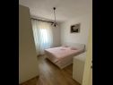 Apartmaji Senija - 150 m from beach: A1(4) Supetar - Otok Brač  - Apartma - A1(4): spalnica