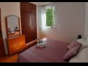 Apartmaji Mar - 50 m from beach: A1(4+1), A2(4+1), A3(4+1) Sutivan - Otok Brač  - Apartma - A2(4+1): spalnica
