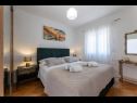 Apartmaji Nick - jacuzzi & seaview: A1(4+1) Mastrinka - Otok Čiovo  - Apartma - A1(4+1): spalnica
