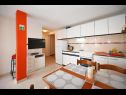 Apartmaji Mihovilovic - 50 m from beach: A1(4), A2(6+1), A3(4+2), A4(2+1) Slatine - Otok Čiovo  - Apartma - A1(4): kuhinja in jedilnica