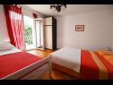 Apartmaji Mihovilovic - 50 m from beach: A1(4), A2(6+1), A3(4+2), A4(2+1) Slatine - Otok Čiovo  - Apartma - A2(6+1): spalnica