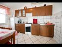 Apartmaji Mihovilovic - 50 m from beach: A1(4), A2(6+1), A3(4+2), A4(2+1) Slatine - Otok Čiovo  - Apartma - A3(4+2): kuhinja in jedilnica