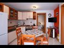 Apartmaji Mihovilovic - 50 m from beach: A1(4), A2(6+1), A3(4+2), A4(2+1) Slatine - Otok Čiovo  - Apartma - A4(2+1): kuhinja in jedilnica