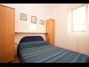 Apartmaji Miro - 300 m from sea: A1 Plavi(2+2), A2 Crveni(2+2), A3 Zeleni(2+2) Jadranovo - Riviera Crikvenica  - Apartma - A1 Plavi(2+2): spalnica