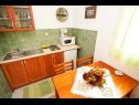 Apartmaji Miro - 300 m from sea: A1 Plavi(2+2), A2 Crveni(2+2), A3 Zeleni(2+2) Jadranovo - Riviera Crikvenica  - Apartma - A3 Zeleni(2+2): kuhinja in jedilnica