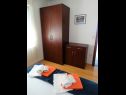 Apartmaji Tomislav A1 crni(4+1), A2 crveni(4+1), A3(5+1), A4(2+2) Selce - Riviera Crikvenica  - Apartma - A1 crni(4+1): spalnica