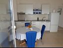 Apartmaji Sea front - free parking A1(2+2), A2(2+2), A3(4+1), A4(2), A5(2) Klek - Riviera Dubrovnik  - Apartma - A1(2+2): kuhinja in jedilnica
