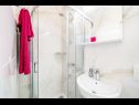 Apartmaji in sobe Bari - 10 km from airport: A1(2), A2(2), R2(2), R3(2), R4(2) Kupari - Riviera Dubrovnik  - Apartma - A1(2): kopalnica s straniščem