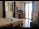 Apartmaji in sobe Dar - 400 m from sea: SA1(2), A2(3), R3(2) Hvar - Otok Hvar  - Soba - R3(2): spalnica