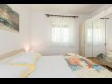 Apartmaji Kate - 100 m from beach : A1(2+3), A2(2+1) Malinska - Otok Krk  - Apartma - A1(2+3): spalnica
