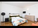 Apartmaji Kate - 100 m from beach : A1(2+3), A2(2+1) Malinska - Otok Krk  - Apartma - A1(2+3): spalnica
