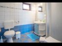 Apartmaji in sobe Luka - with parking; A2(2+2), R1(2), R2(2) Vrbnik - Otok Krk  - Soba - R1(2): kopalnica s straniščem