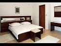 Apartmaji in sobe Roza - 200 m from sea : A1(5), A2(4+2), R1(2), R2(2) Baška Voda - Riviera Makarska  - Apartma - A1(5): spalnica