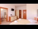 Apartmaji in sobe Led - near sea: SA1(2), A2(2+2), A3(2+2), R4(2), R5(2), A6(2+1), A7(2+2) Brela - Riviera Makarska  - Apartma - A6(2+1): spalnica