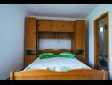 Apartmaji Lovre - close to the sea : A1(6), A2(4+1) prizemlje, A3(5) Brela - Riviera Makarska  - Apartma - A3(5): spalnica