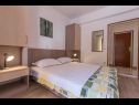 Apartmaji Ruze - 200 m from sea : A1(6+1), A2(8+1) Brela - Riviera Makarska  - Apartma - A1(6+1): spalnica