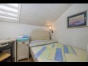 Apartmaji Mira - economy: A1(2+2), SA2(2), SA3(2) Igrane - Riviera Makarska  - Apartma - A1(2+2): spalnica