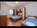 Apartmaji Ruzica - with sea view: A1 - plavi(3+2), A2 - (2+2), A3 - zuti(3+2) Igrane - Riviera Makarska  - Apartma - A1 - plavi(3+2): spalnica