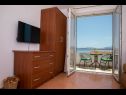 Apartmaji Ruzica - with sea view: A1 - plavi(3+2), A2 - (2+2), A3 - zuti(3+2) Igrane - Riviera Makarska  - Apartma - A2 - (2+2): dnevna soba