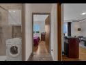 Apartmaji Josip - panoramic sea view & parking: A1(4+2) Makarska - Riviera Makarska  - Apartma - A1(4+2): hodnik