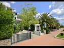 Apartmaji Gianni - modern & great location: SA1(2), A2(2+2), A3(2+2) Makarska - Riviera Makarska  - parkirišče (hiša in okolica)
