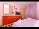 Apartmaji Pet - 300 m from beach: A1(5) Makarska - Riviera Makarska  - Apartma - A1(5): spalnica