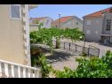 Apartmaji Ivi - big parking and courtyard SA2(3), SA4(2+1), SA3(2+1), SA5(2+1), SA6(2+1) Makarska - Riviera Makarska  - dvorišče