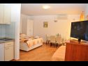 Apartmaji Ivi - big parking and courtyard SA2(3), SA4(2+1), SA3(2+1), SA5(2+1), SA6(2+1) Makarska - Riviera Makarska  - Studio apartma - SA3(2+1): spalnica
