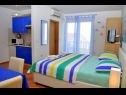Apartmaji Ivi - big parking and courtyard SA2(3), SA4(2+1), SA3(2+1), SA5(2+1), SA6(2+1) Makarska - Riviera Makarska  - Studio apartma - SA6(2+1): spalnica